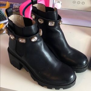 Steve Madden amulet black boots
